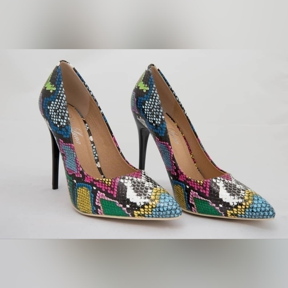 Multicolored snakeskin print pump